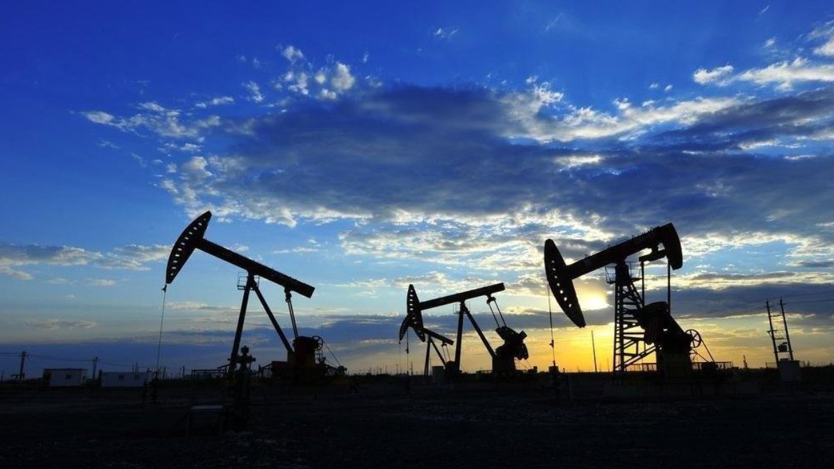 Küresel petrol arzı ekimde günlük 320 bin varil arttı