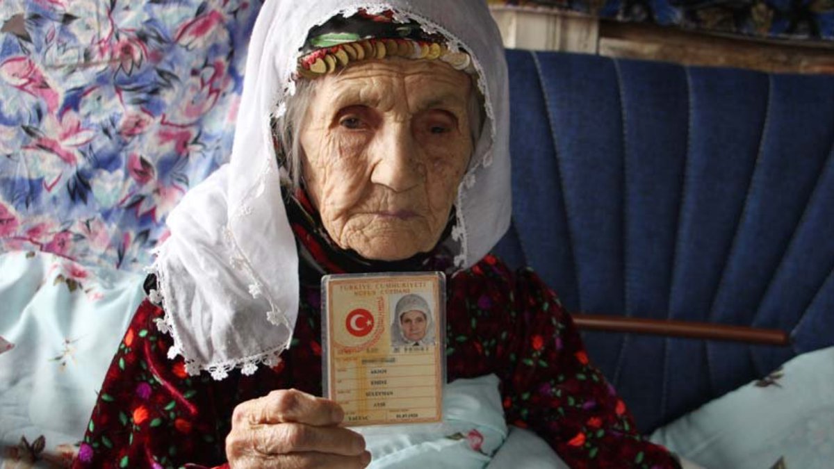 78 tane torunu olan Emine nine, 103 yaşında hayatını kaybetti