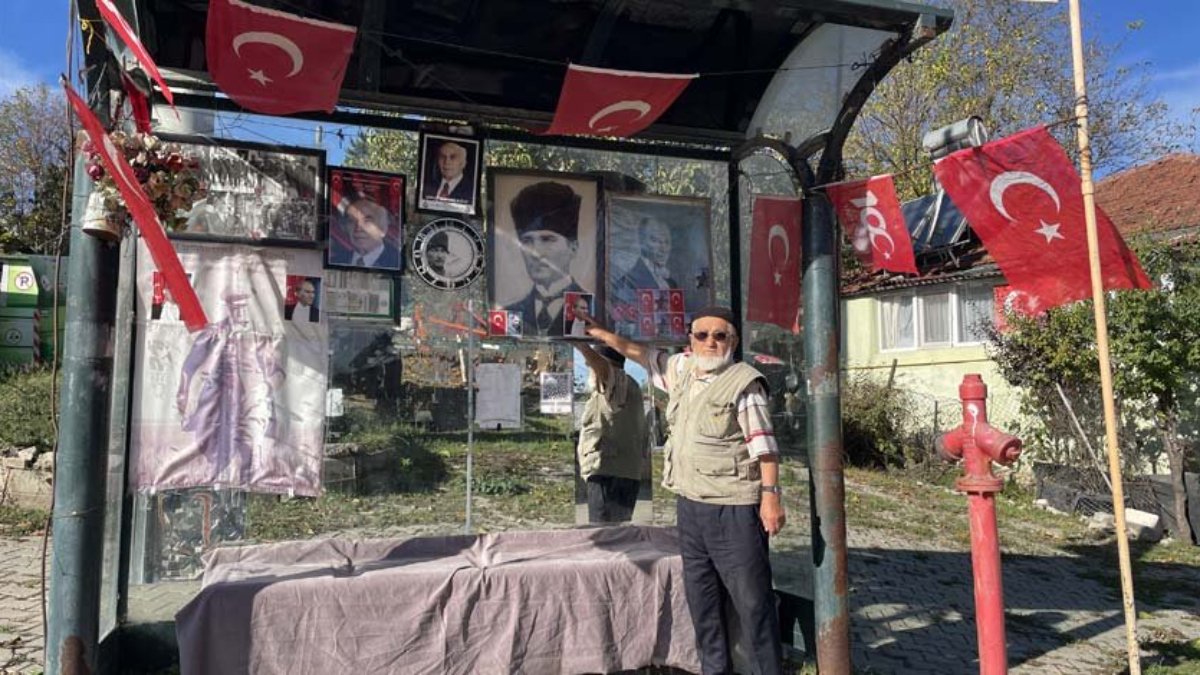 Bayrak ve Atatürk sevgisini otobüs durağında yaşatıyor