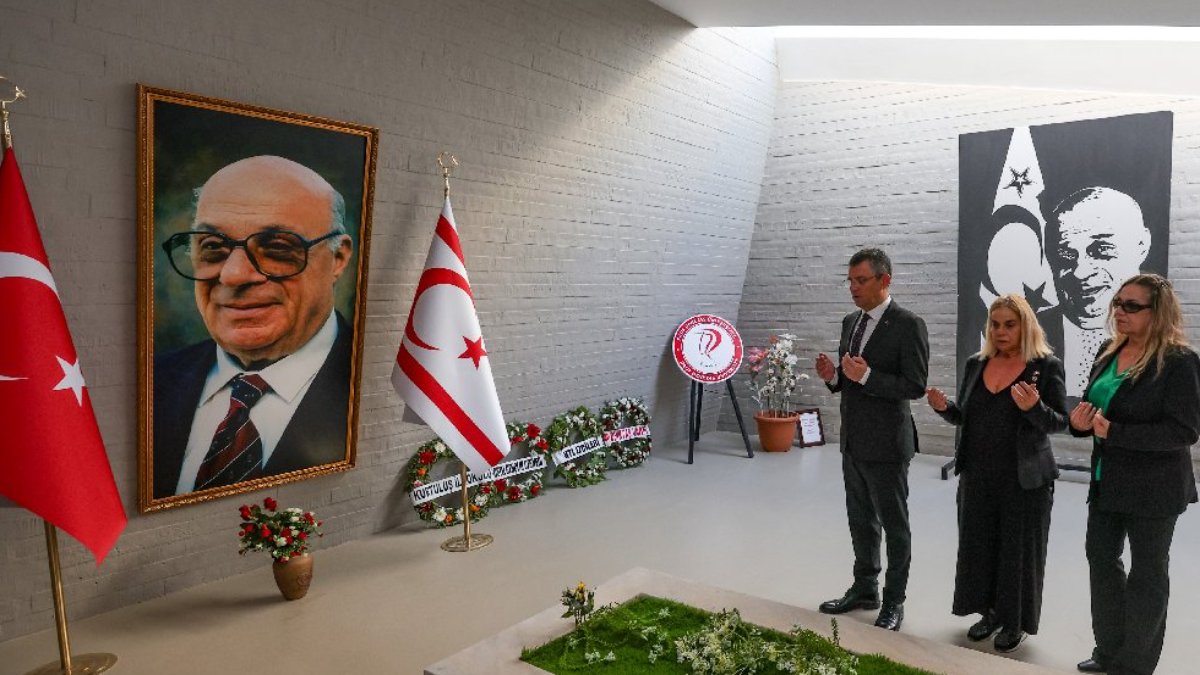CHP lideri Özel'den Denktaş ve Küçük'ün mezarlarına ziyaret