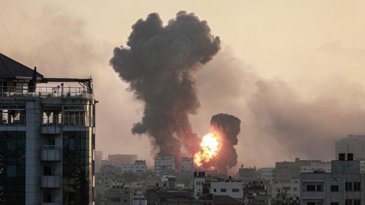 İsrail, mülteci kampındaki bir yerleşim alanını bombaladı