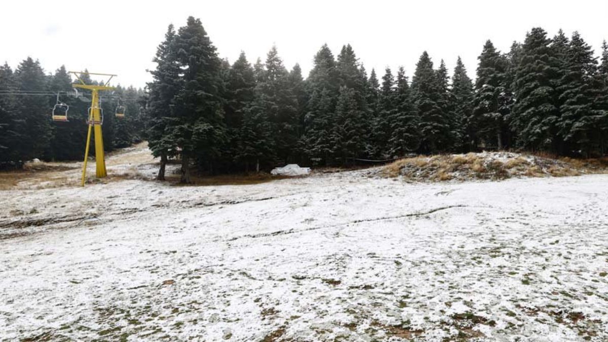 Uludağ'da mevsimin ilk karı turizmcilerin beklentisini yükseltti