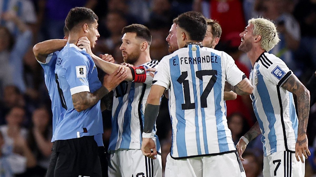 Messi'nin öfkesi sahayı karıştırdı: Arjantin, Uruguay'a boyun eğdi