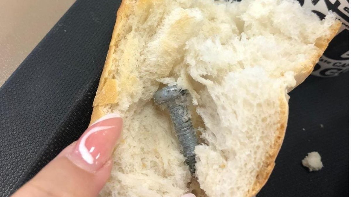 Yurt yemekhanelerinden skandal görüntüler: Yemekte böcek, ekmekte cıvata