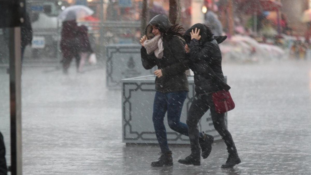 Hafta sonu uyarısı: İstanbul'a fırtına ve soğuk hava geliyor