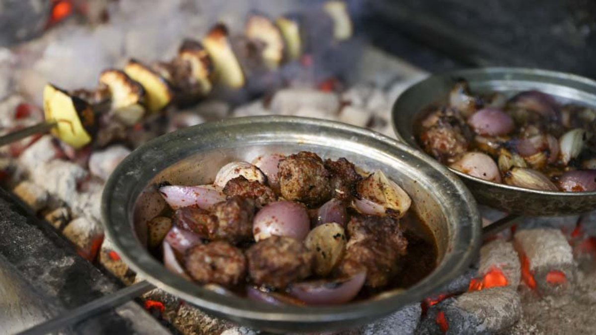 Gaziantep'te kış yemekleri mangal ateşiyle buluştu