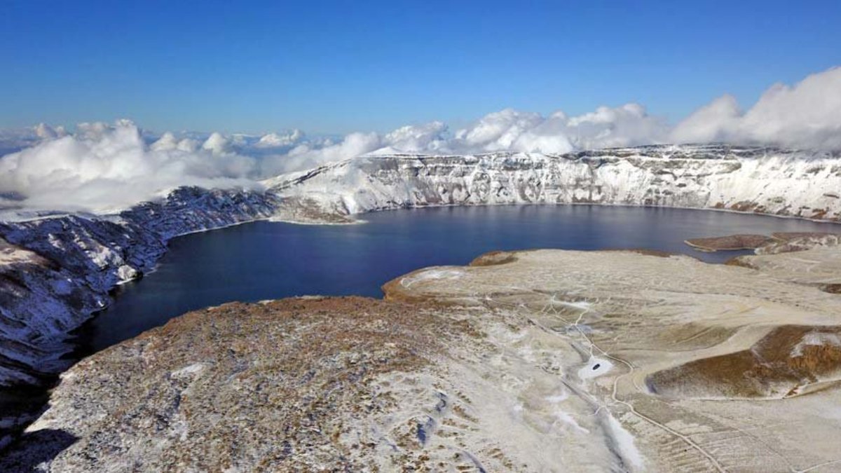 Nemrut Krater Gölü'nde kar manzarası büyüledi