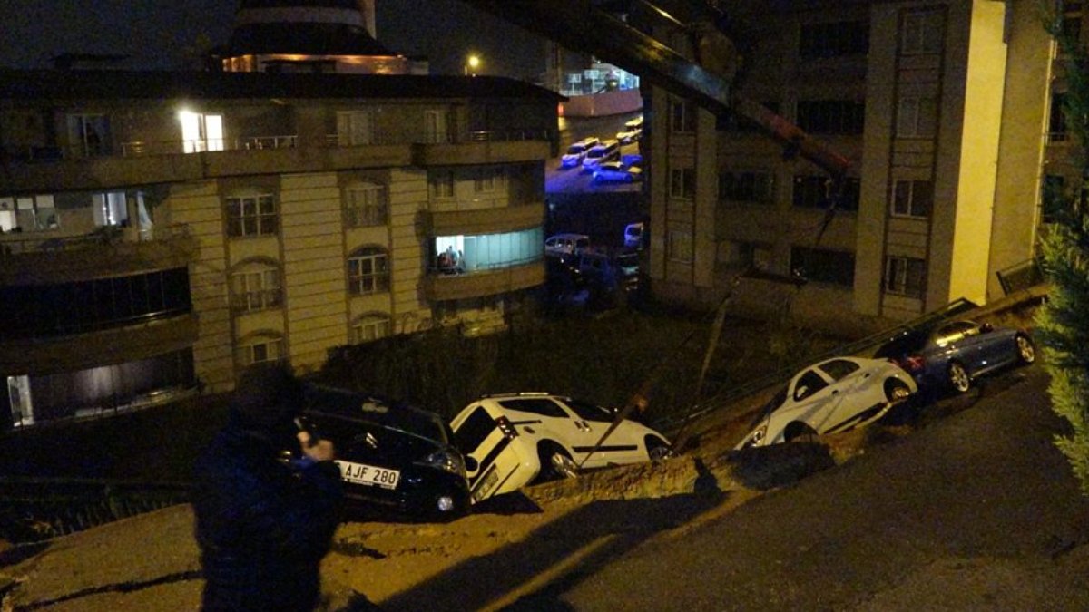 Bursa'da sağanak: 4 araç çukura düştü