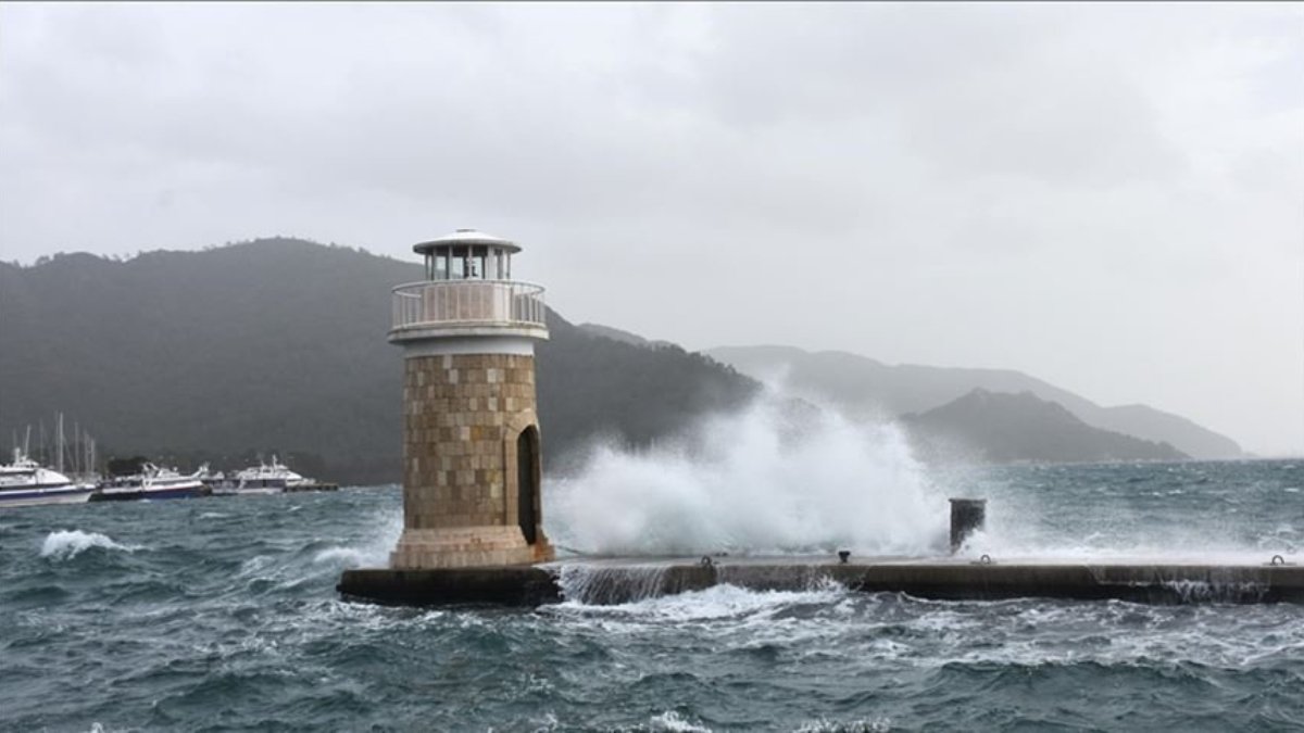 Marmara’da deniz seferlerine fırtına engeli