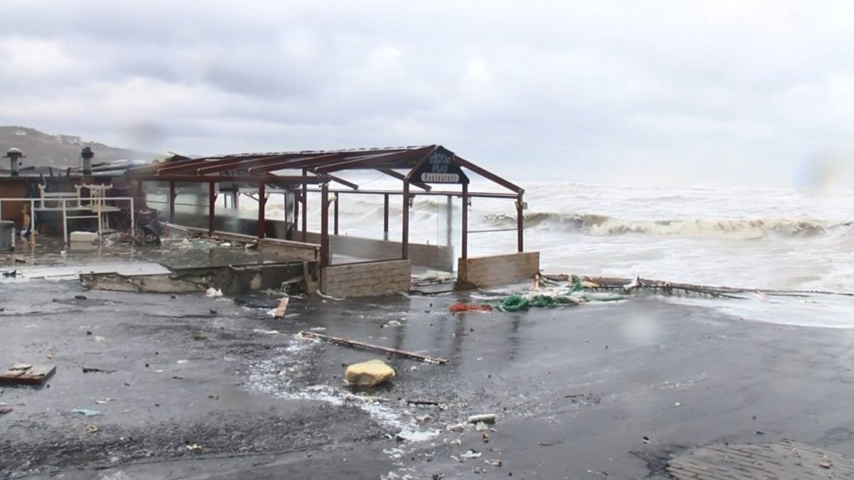 Sarıyer'de dalgaların vurduğu 5 iş yerinde hasar oluştu