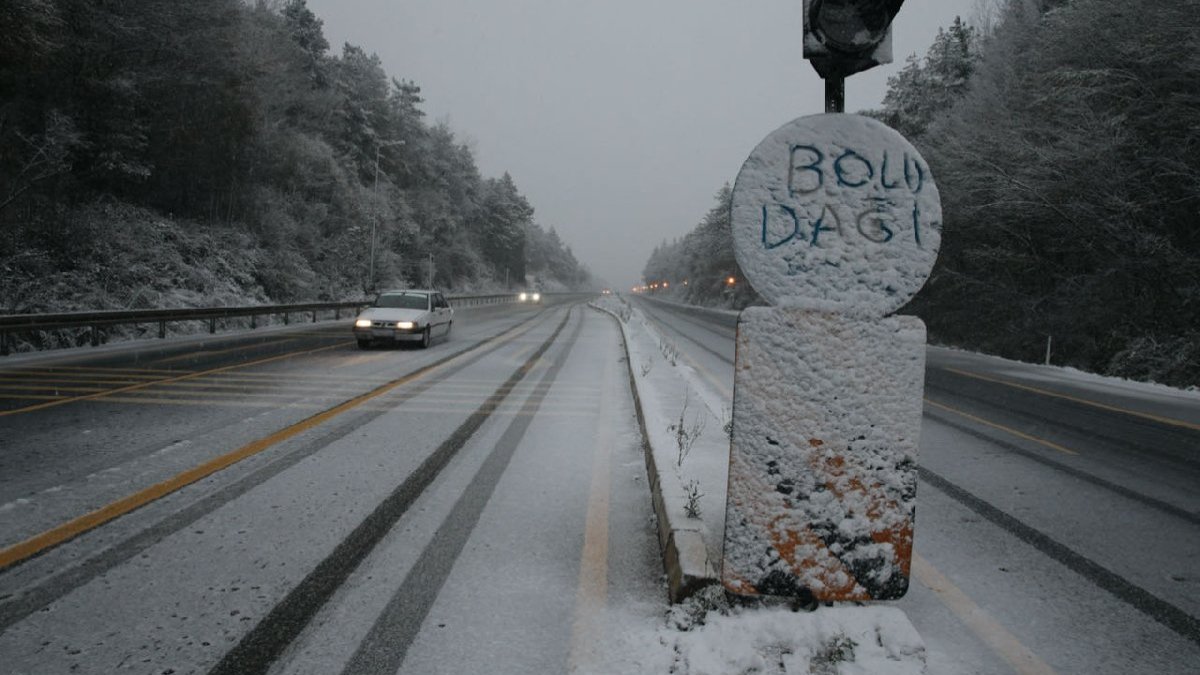 Bolu Dağı geçişinde kar yağışı etkili oluyor