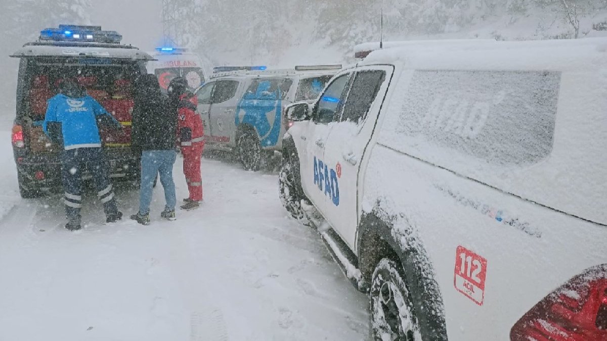 Karda mahsur kaldılar: 26 kişi 5 saatte kurtarıldı