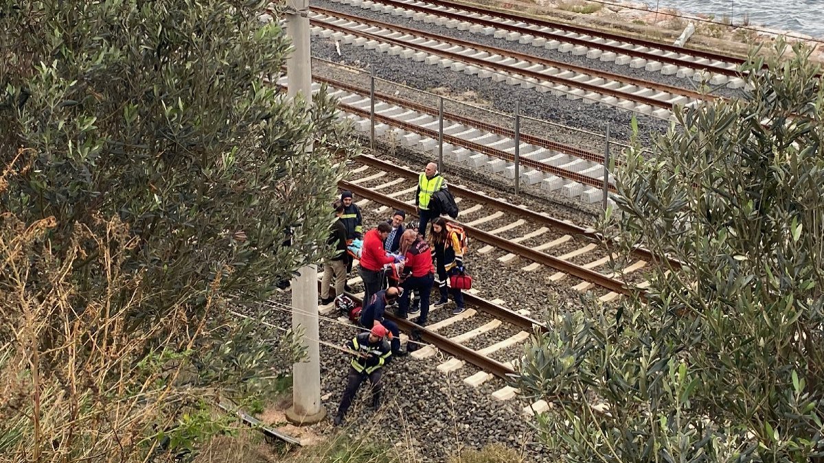 Hızlı trenin çarptığı kişi ağır yaralandı