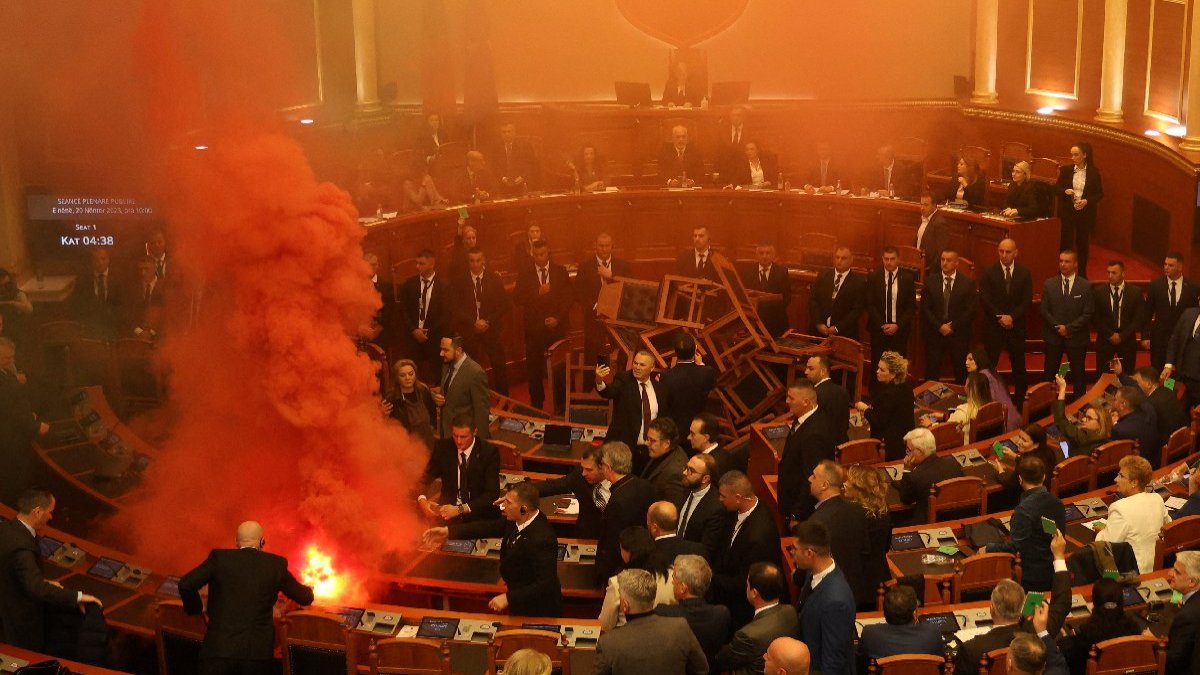 Parlamento karıştı: Muhalefet partisi vekili sis bombası attı