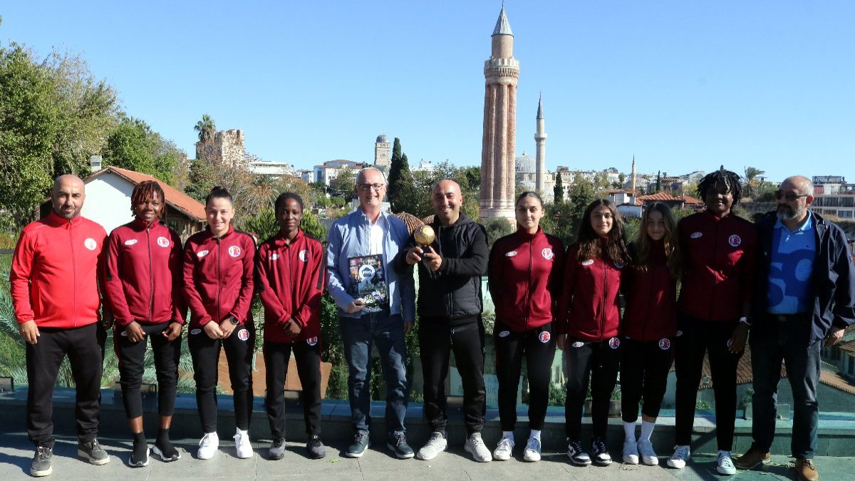 Türkiye'ye ilk ödül 1207 Antalyaspor Kadın Futbol Takımı'na