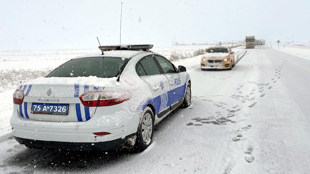 Kar etkisini artırdı, araçlar yolda kaldı
