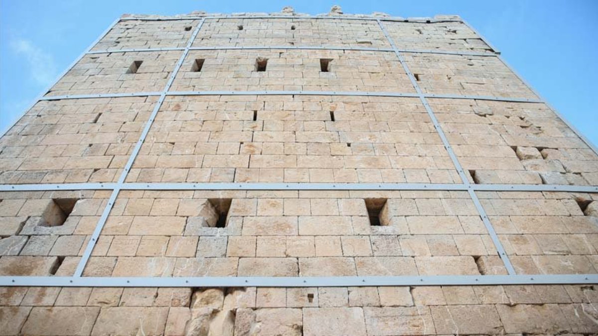 Uzuncaburç'taki 2400 yıllık rahip kral kule restore edildi
