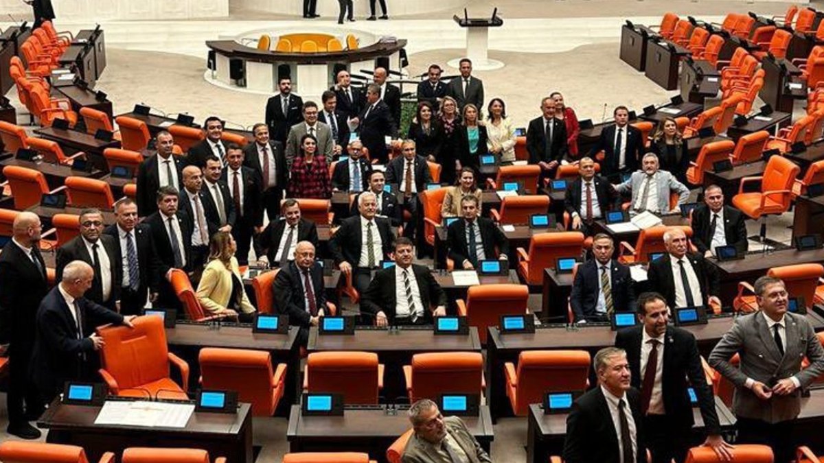 CHP'nin Meclis nöbetinde üçüncü haftaya girildi