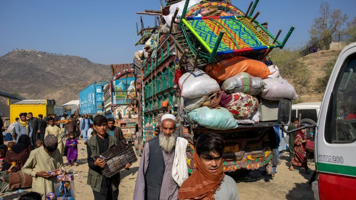 Yüz binlerce Afgan ülkelerine döndü