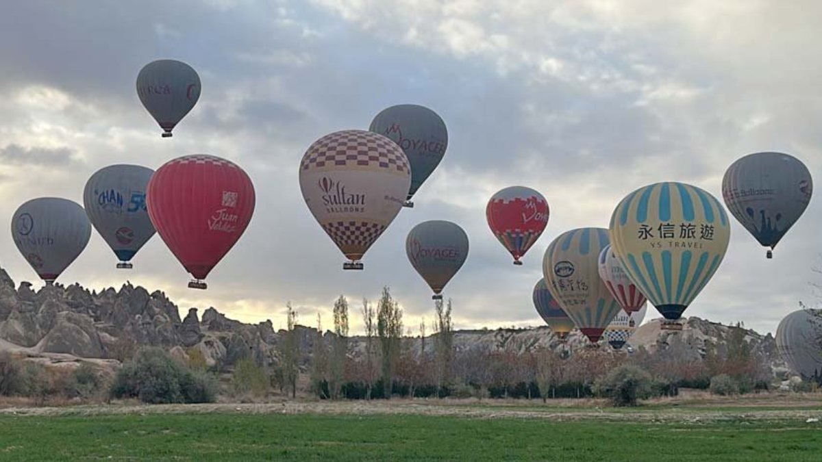 Kapadokya'da 12 gün sonra balonlar yeniden gökyüzüne yükseldi