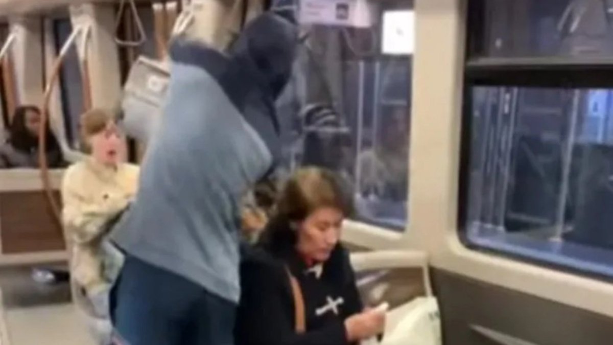 Metroda korkunç olay: Dışkı dolu kovayı üzerine boşalttı