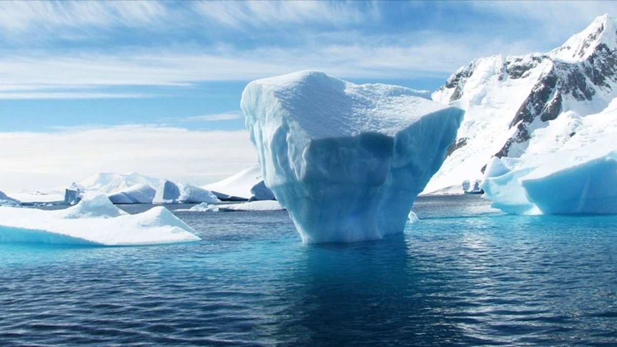 Dünyanın en büyük buz dağı hareket etmeye başladı