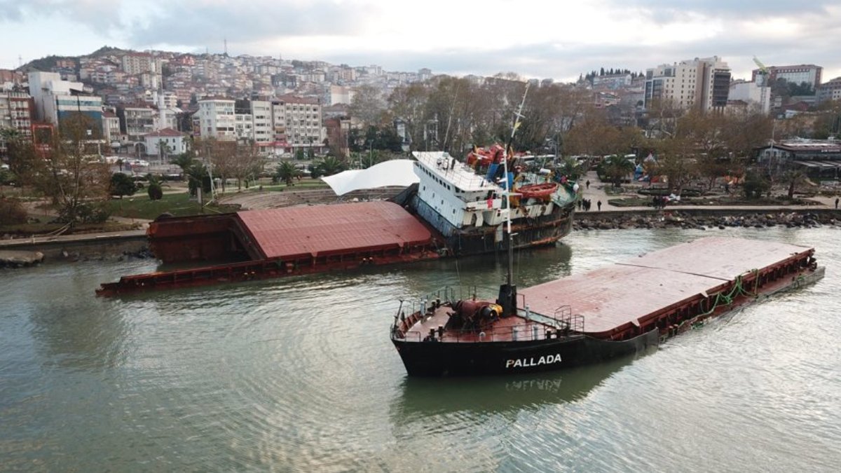 Karaya oturan geminin mürettebatından 1 kişi kaldığı öğretmenevinde öldü