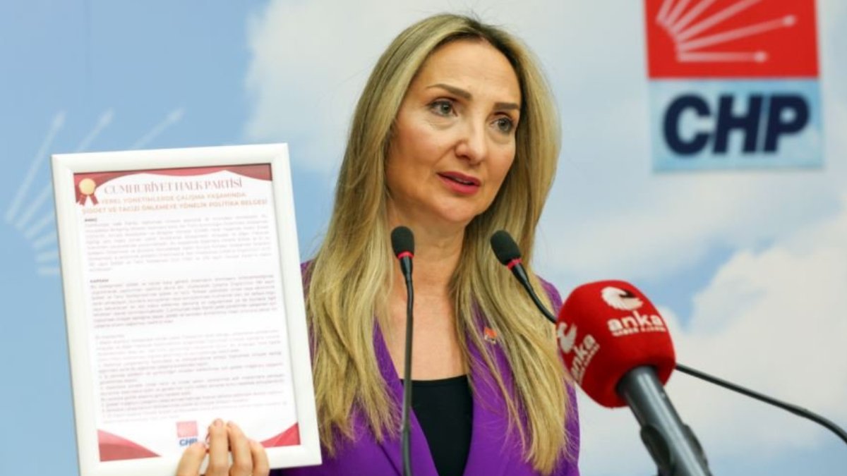CHP, belediyelere kadına şiddet politikası belgesi sundu...