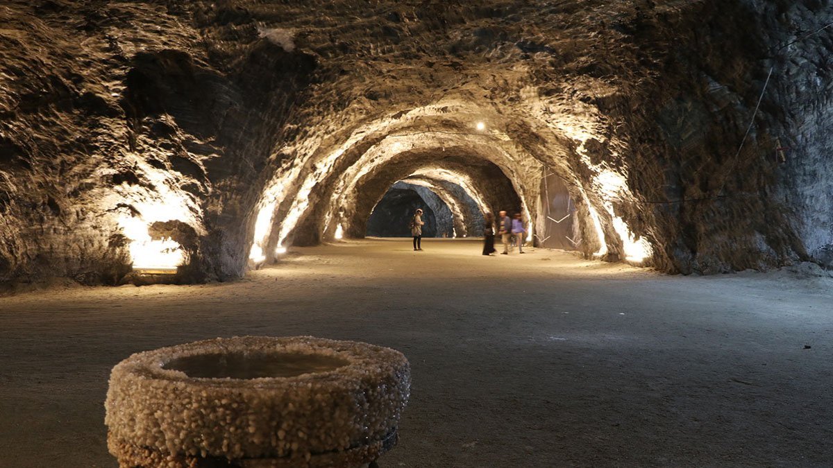 Yerin 150 metre altında bulunan mağarada tuz üretimi sürüyor