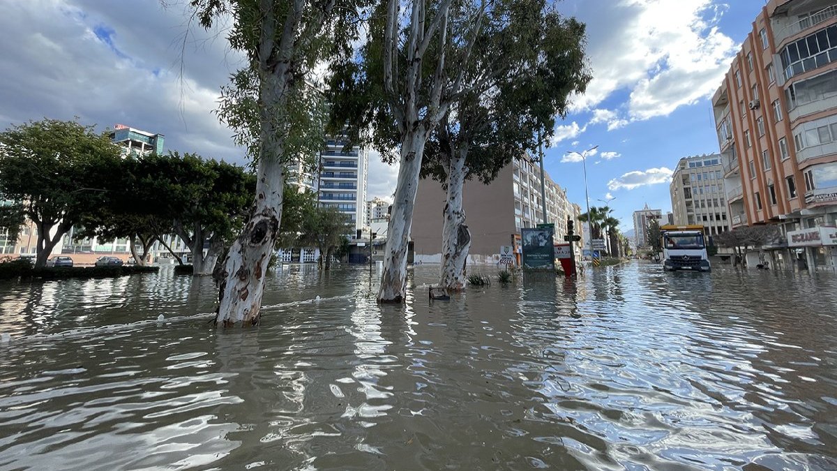Hatay sular altında kaldı, 212 kişi tahliye edildi