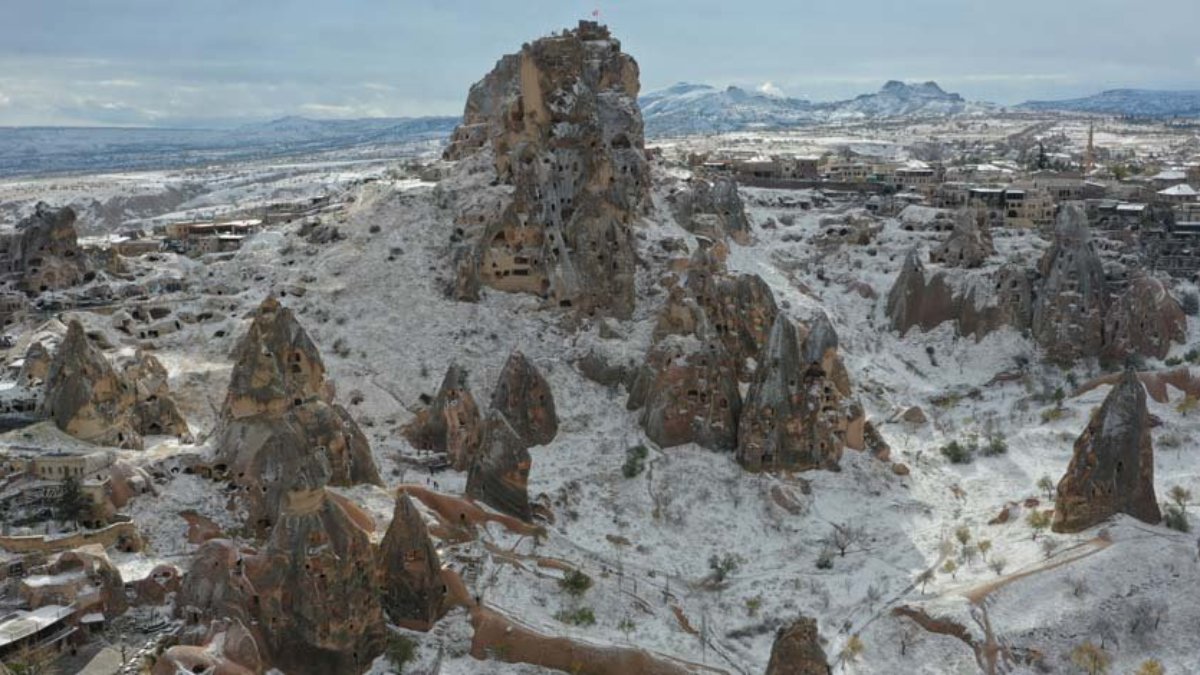 Kapadokya'da karla kaplı peribacaları görsel şölen sunuyor