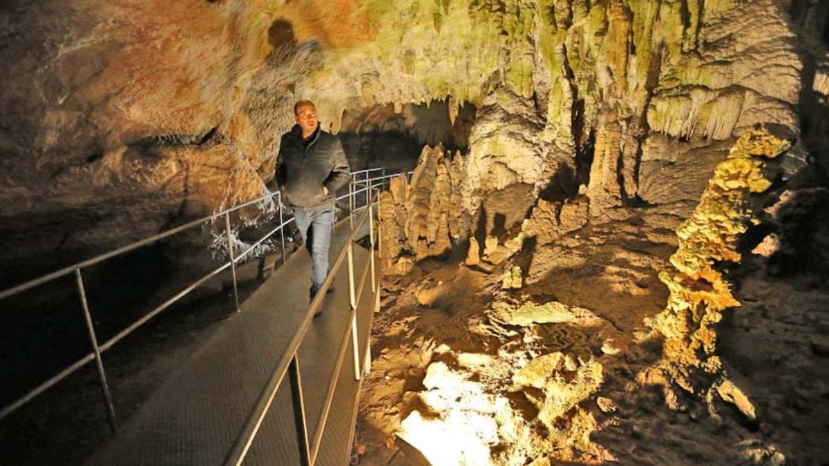 Üç milyon yıllık Oylat Mağarası'nı yılda 300 bin kişi geziyor