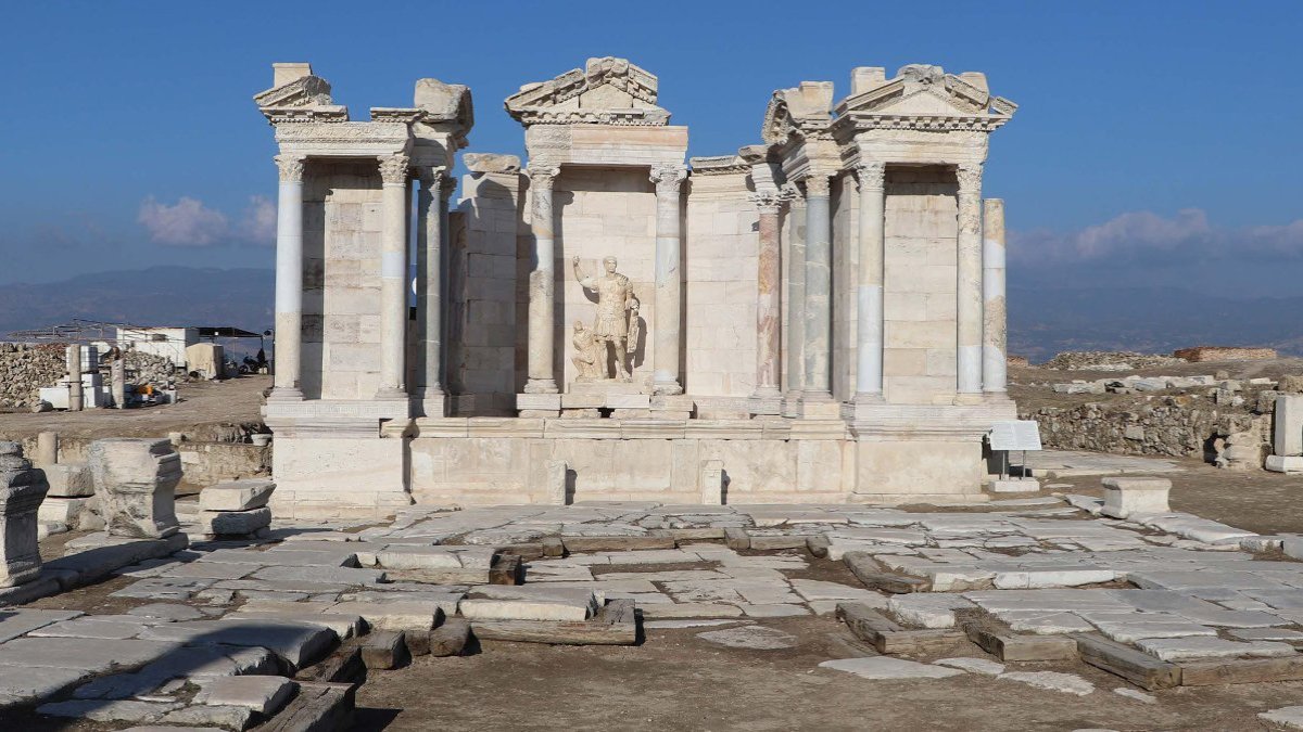 Laodikya'daki anıtsal çeşme yeniden ayağa kaldırıldı