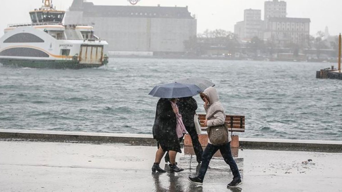 AKOM uyardı: İstanbul'da yağışlı hava başlıyor, fırtına bekleniyor