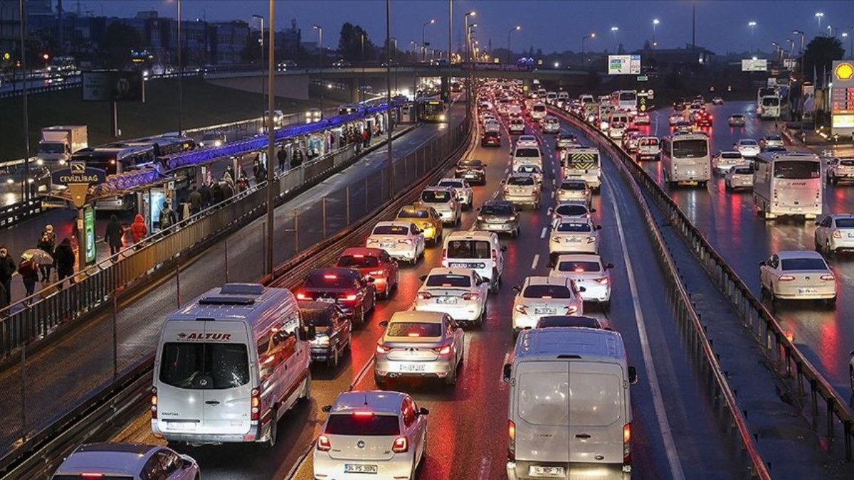 Trafikte rekor: Yoğunluk yüzde 90’ı geçti