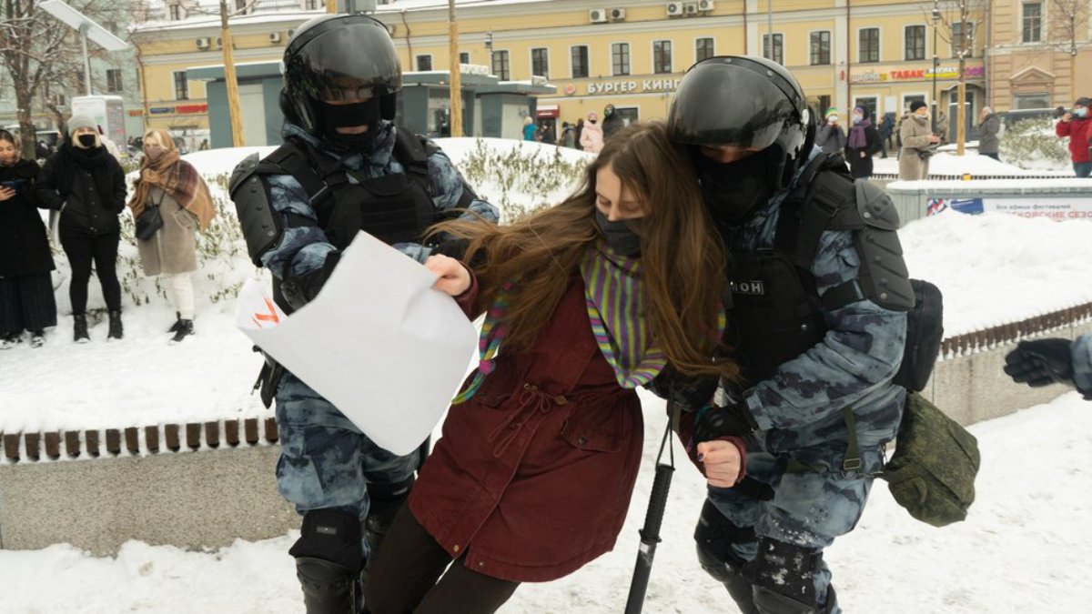 Rusya'ya gidecekler dikkat: Yeni yasa ile bir kelime yüzünden gözaltına alınabilirsiniz